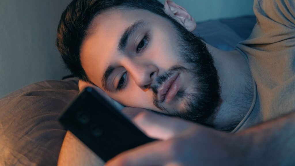 Blått ljus, dygnsrytm och hormonell balans – hur din skärmtid påverkar hela din biologi